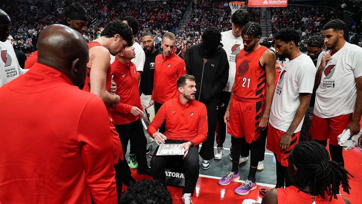 NBA季后赛集结日走向成谜，波特兰开拓者篮板制胜，悬念犹存，团队化学反应显著的简单介绍