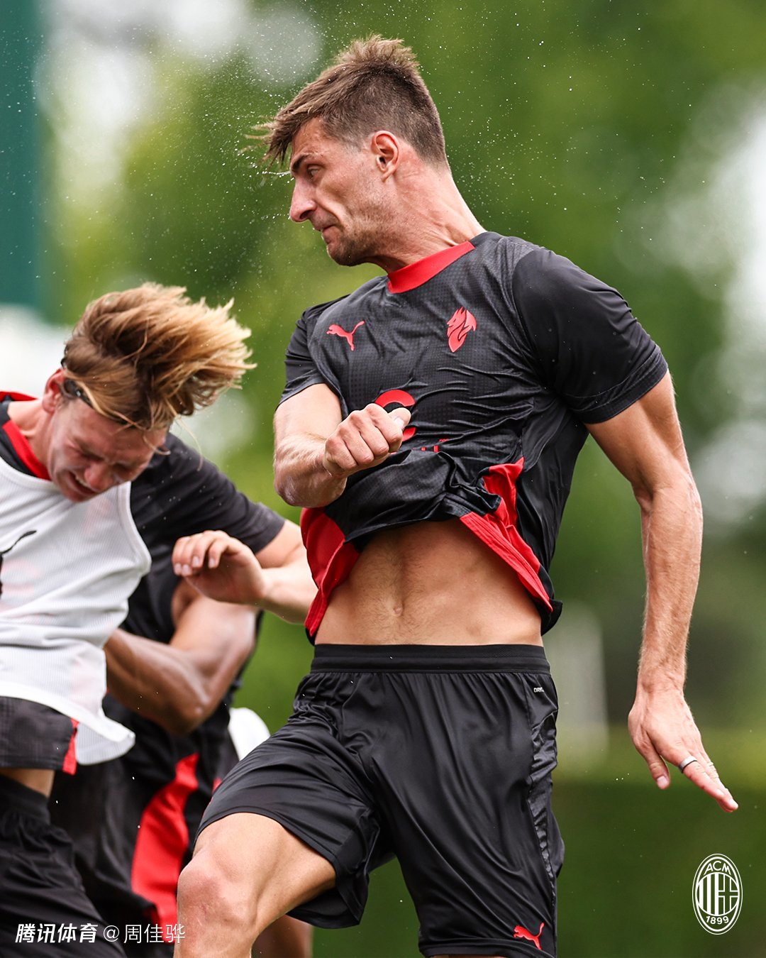 包含AC米兰发布备战花絮，今晚绝杀压哨，CBA季后赛任务艰巨，团队化学反应显著的词条