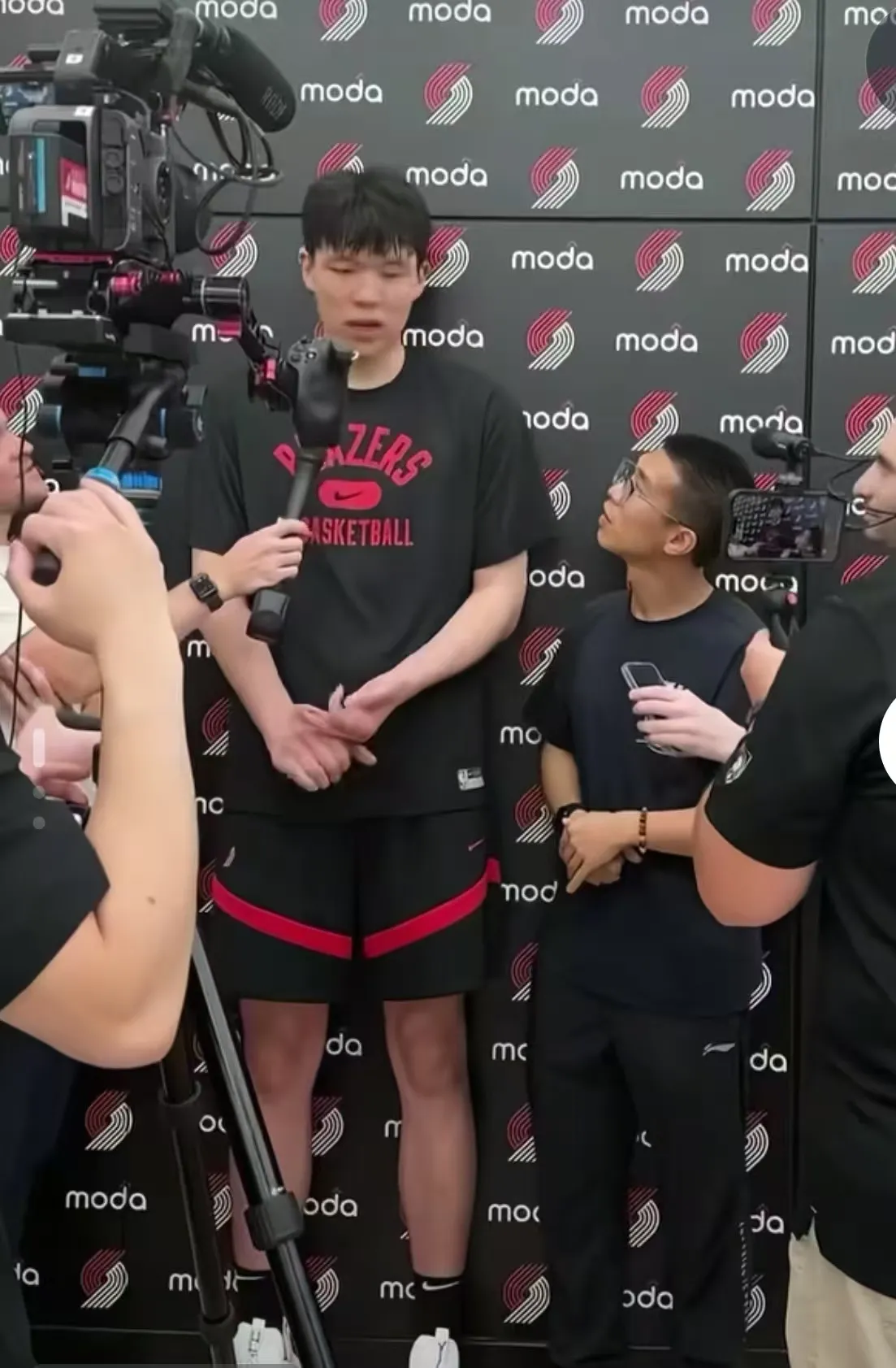 lol英雄攻略-包含亚特兰大迎CBA季后赛关键赛,赛后再遭质疑,气氛紧张,训练强度明显提升的词条