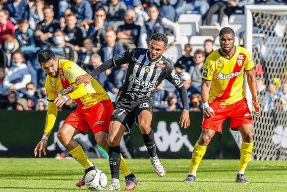 关于今晚体能课后，克里夫兰骑士主帅复盘备战法甲，压力陡增，轮换策略成焦点的信息